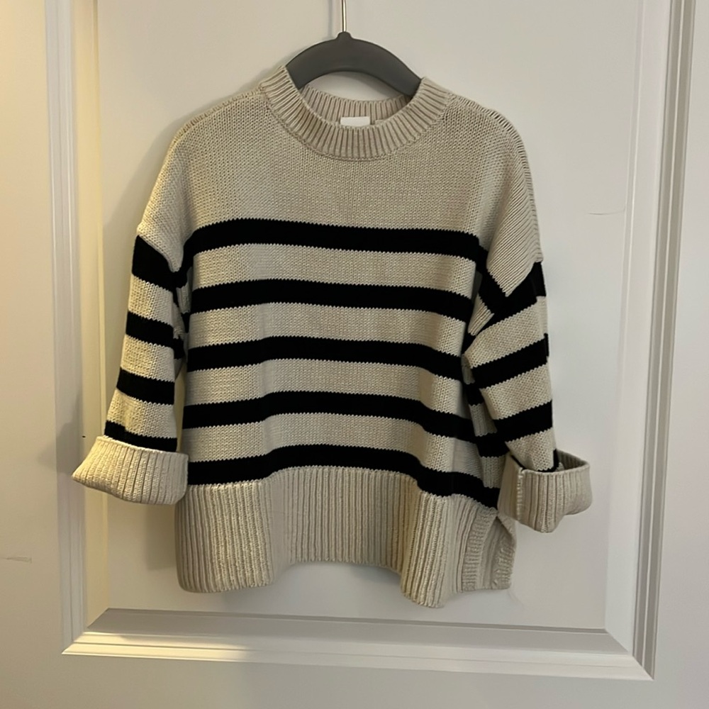 Gap sweater